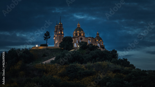 Vista aérea durante el anochecer de la ciudad de Cholula, Puebla y la Iglesia del Santuario de Nuestra Señora de los Remedios Cholula