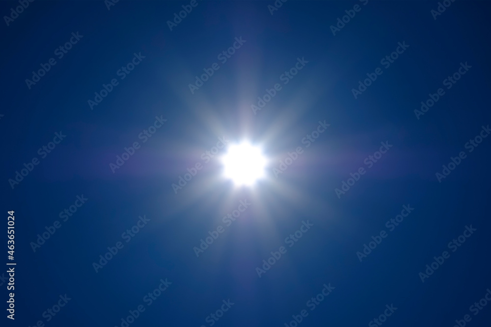 Obraz premium The sun's rays spreading across the cloudless sky. No land image.