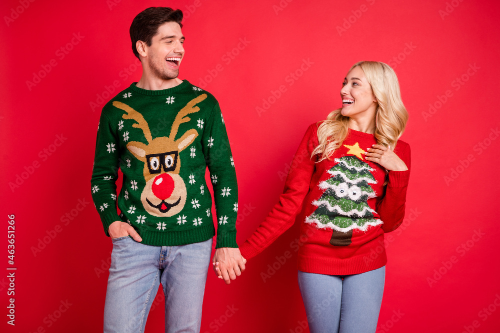 Photo portrait laughing couple holding hands funny isolated vibrant red color background Photo portrait laughing couple holding hands funny isolated vibrant red color background