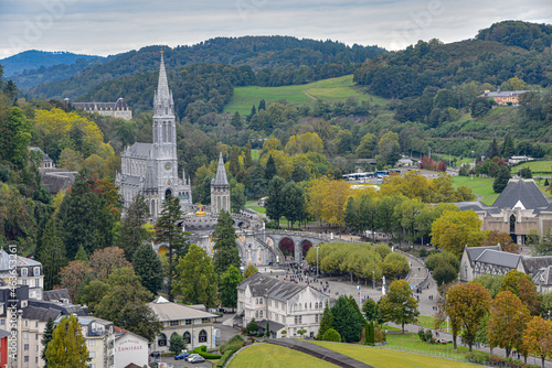 Foto Lourdes, France - 9 Oct 2021: Views of the Rosary Basilica and Gave de Pau river