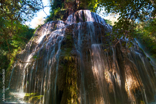 Fototapeta Naklejka Na Ścianę i Meble -  wodospad rzeka woda natura rośliny skały monasterio de piedra