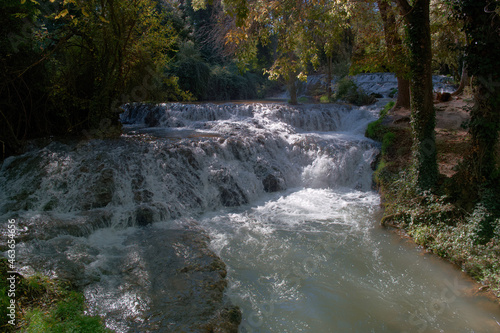 Fototapeta Naklejka Na Ścianę i Meble -  wodospad rzeka woda natura rośliny skały monasterio de piedra