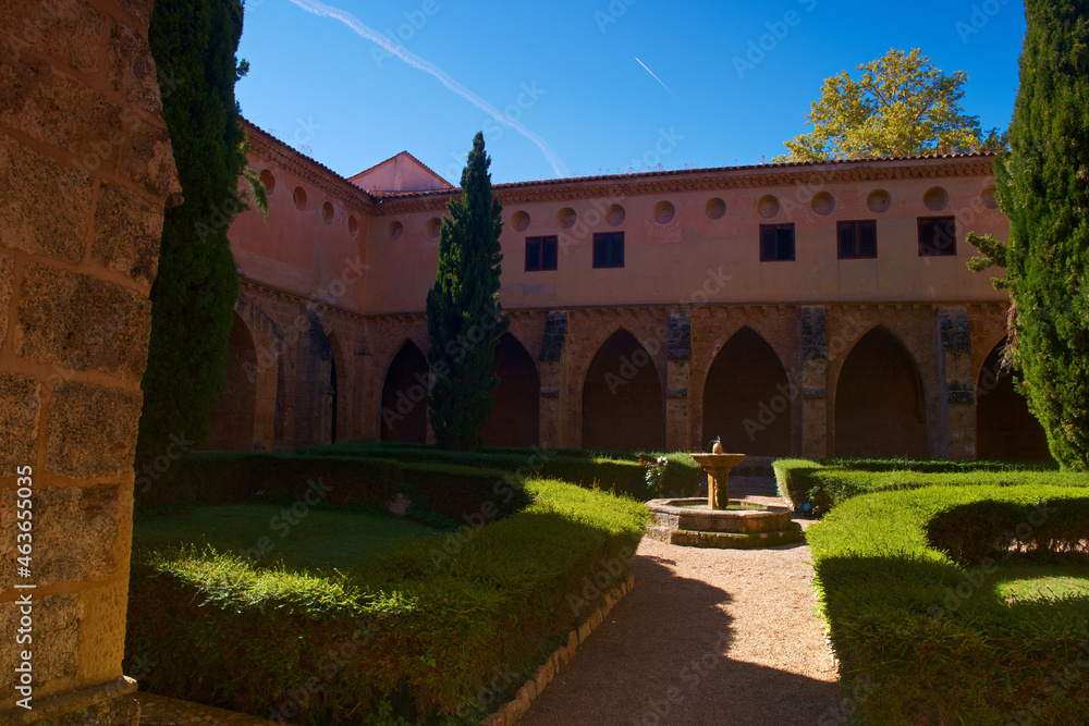 architektura budynek zabytek drzewa niebo błękit monasterio de piedra