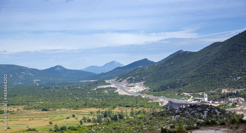 Krajobraz górski panorama z drogą ciągnącą się wzdłuż zbocza gór