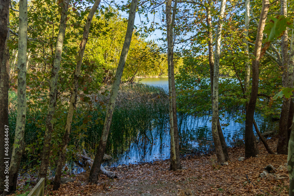 Obraz premium Located in Isparta Eğirdir, Turkey, Lake Kovada National Park is getting ready for autumn...