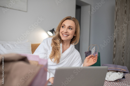 Tableau sur toile Woman with credit card and dreaming look