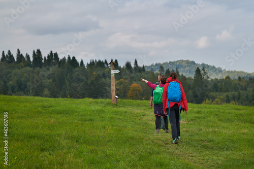 Fototapeta Naklejka Na Ścianę i Meble -  Malownicze Bieszczady jesienią. Kraina dzikich zwierząt: niedźwiedzia, wilka, rysia. Turyści z plecakami na szlaku. Kolorowe plenery, cisza, barwy jesieni.