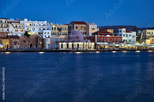 Fototapeta Naklejka Na Ścianę i Meble -  Historic mosque and houses in the evening in the port of Chania city