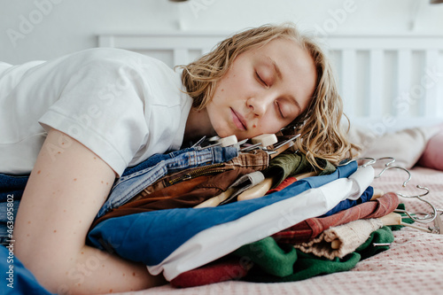 Woman experiencing depending on consumption photo