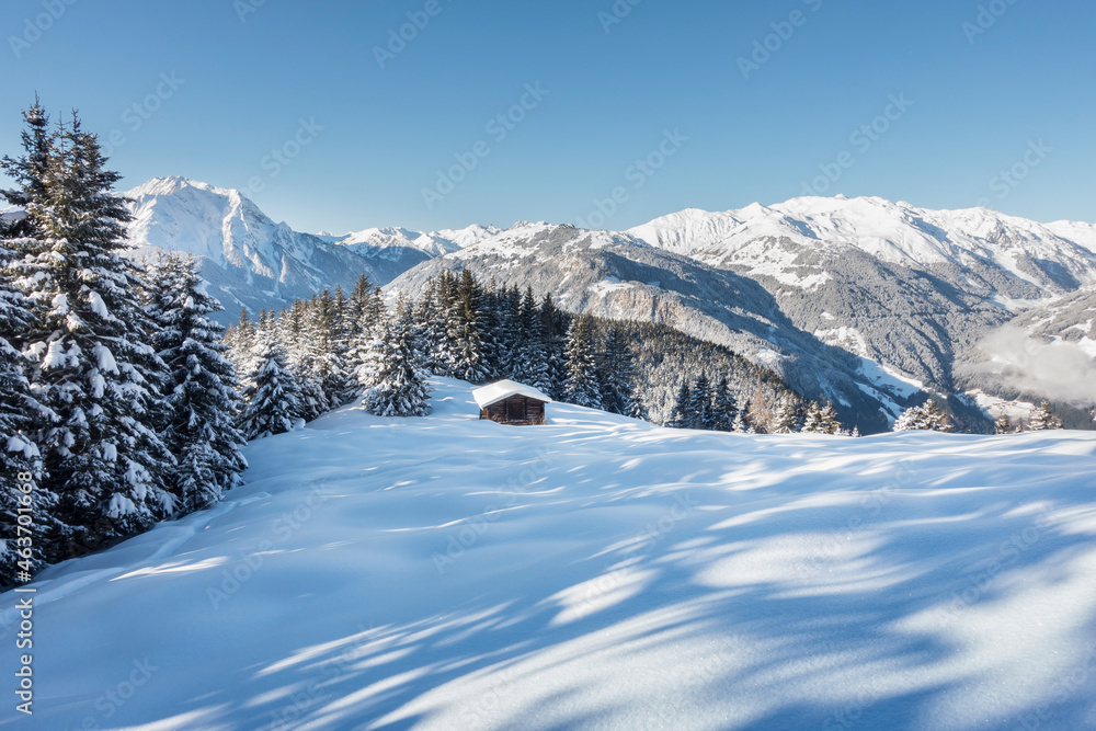 Schihütte in den winterlichen Bergen des Zillertal in Tirol
