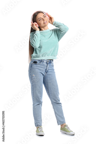 Young woman in wireless hea...
