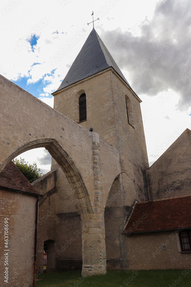 Centre - Loiret - Courcelles-le-Roi -Clocher de l'église Saint-Jacques le Majeur et arcades du choeur Centre - Loiret - Courcelles-le-Roi -Clocher de l'église Saint-Jacques le Majeur et arcades du choeur