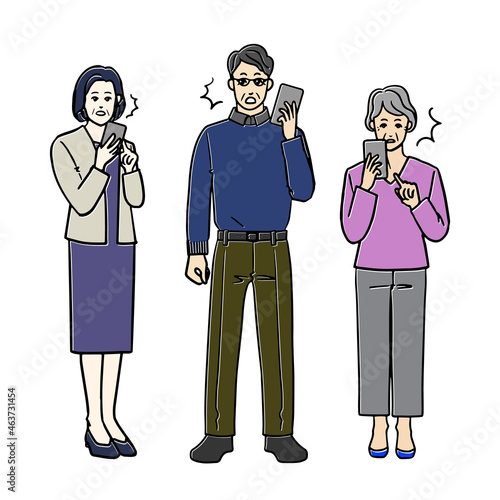 スマートフォンを操作する驚いた顔のシニア男女の３人セット