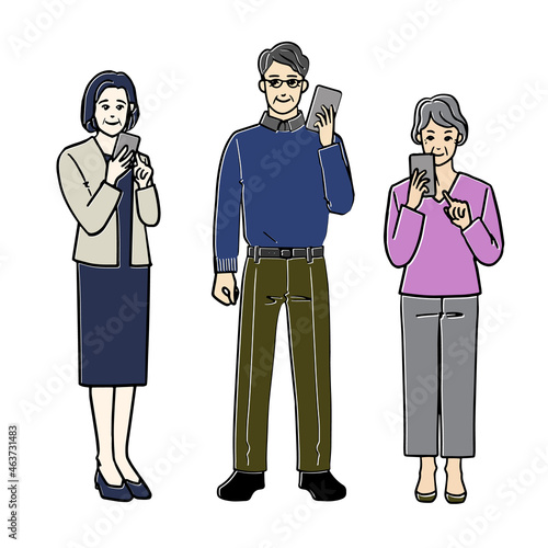 スマートフォンを操作する笑顔のシニア男女の３人セット