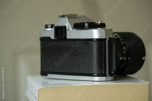 Cámara análoga sobre libro