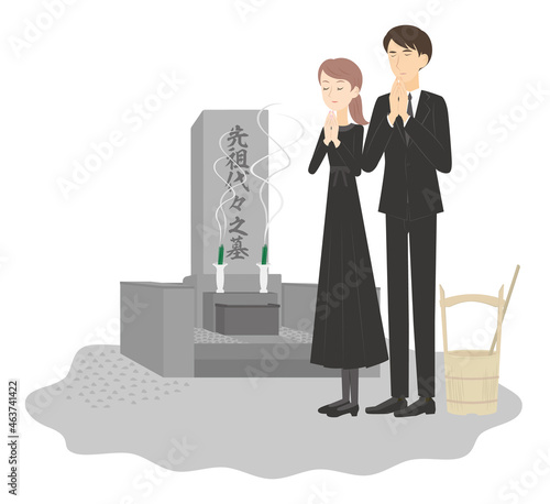 墓参りをする喪服を着た若い夫婦