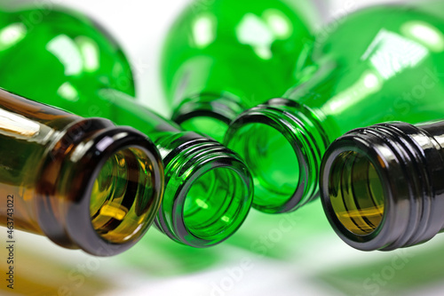 Leere Glasflaschen in den Farben grün und braun photo