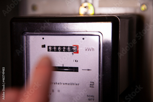 alter Drehstromzähler / Energiepreis / KWh / Klimawandel / Stromzähler / Energie / Elektrik