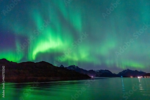 Nordlichter auf den Lofoten, Norwegen. Aurora borealis über dem Berg mit spiegelndem Licht auf dem Meer. die Lady (Aurora) tanzt in einer klaren Sternennacht am Himmel. klarer Himmel mit Sternen © Dieter