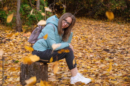 Autumn portrait of beautifu...