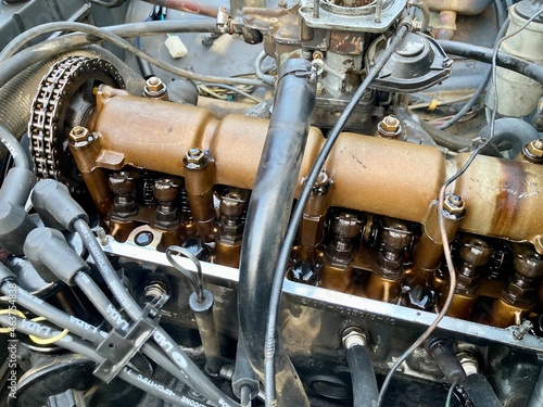 old engine with open rocker and cylinder head cover