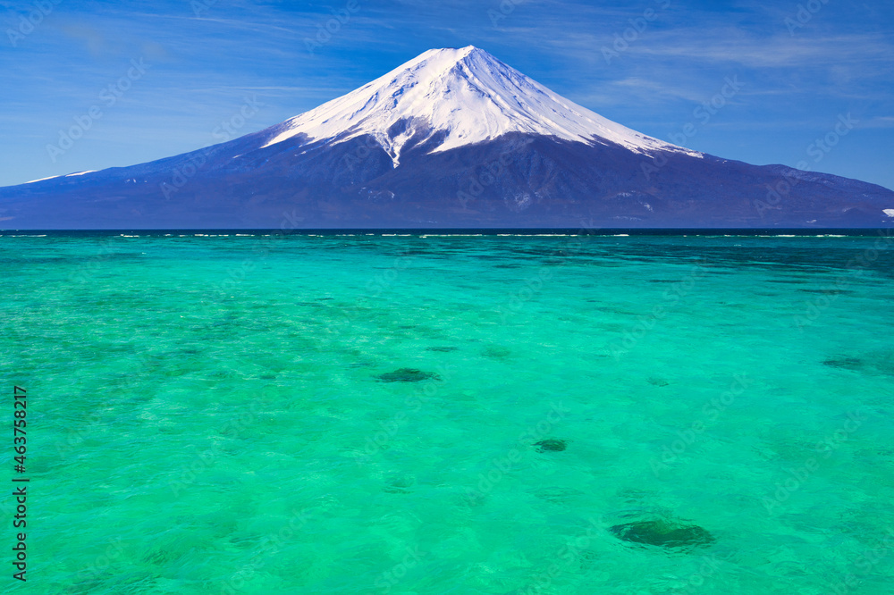 沖縄の海と富士山