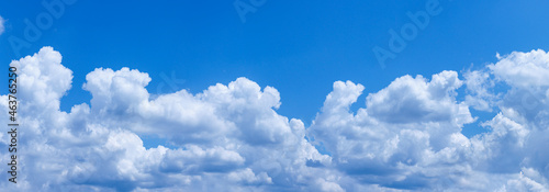 Panorama mit Grau-Weiße Wolken am Himmel