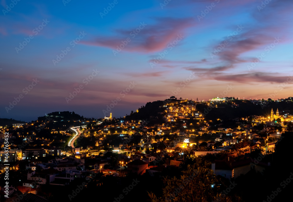 Funchal Madeira Panorama Portugal Insel Atlantik Nacht Abend Dämmerung blaue Stunde Sonnenuntergang Farben Himmel Lichter Häuser Langzeitbelichtung Hauptstadt Reise Tourismus Hügel Küste Hafen Skyline