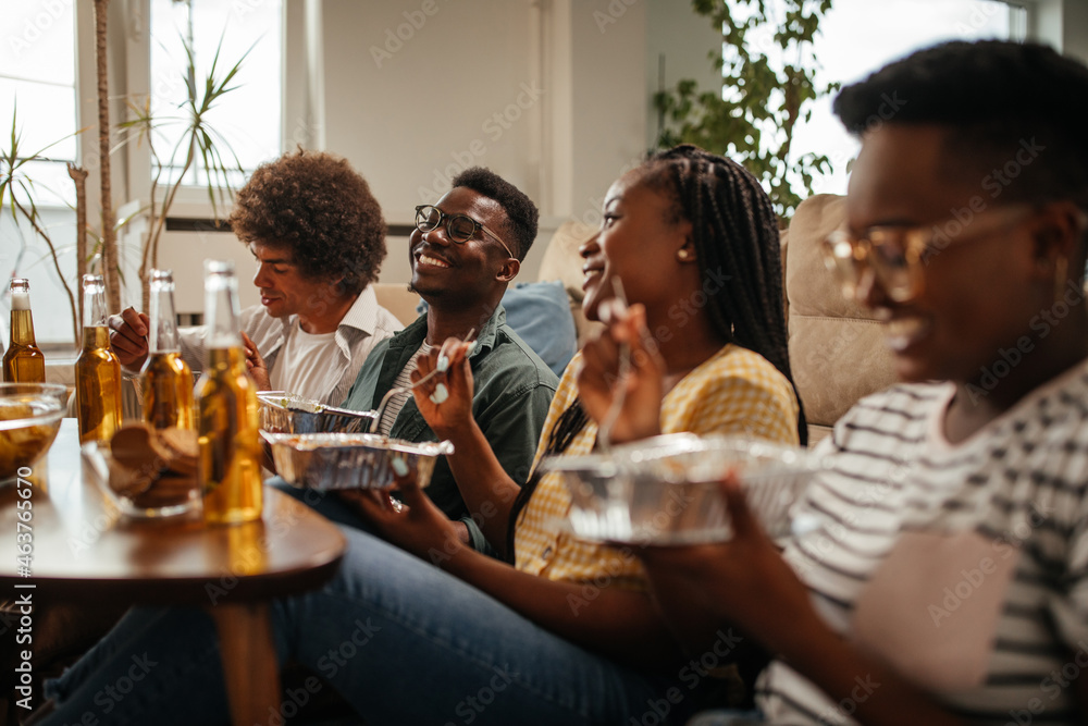 Group of friends eating takeout food and drinking beers - obrazy, fototapety, plakaty 