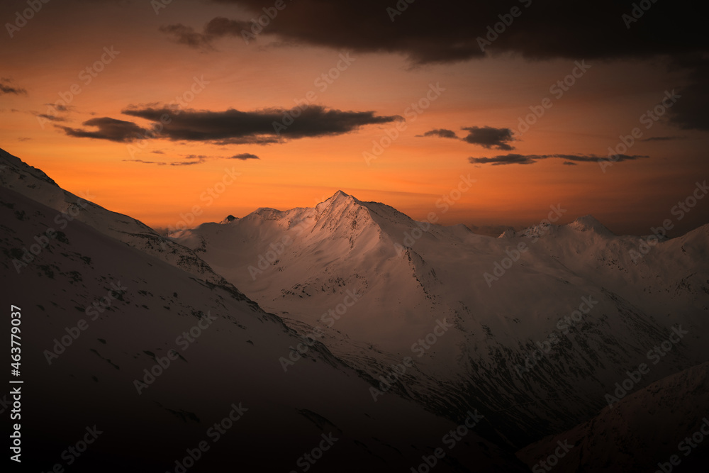 Panorama depuis la Britannia Hutte à Saas Fee. Lever du soleil sur les Alpes Suisses.
