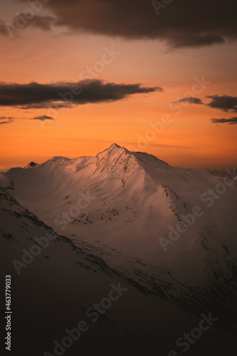 Panorama depuis la Britannia Hutte à Saas Fee. Lever du soleil sur les Alpes Suisses.
