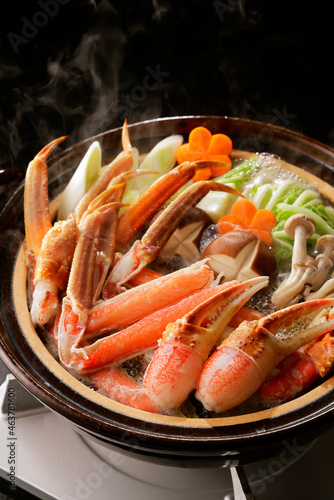 ズワイガニのカニ鍋　Snow crab hot pot (Japanese style) 