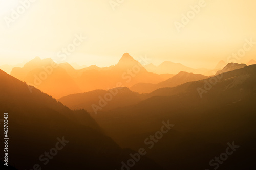 Panorama des Alpes Suisses    la golden hour.