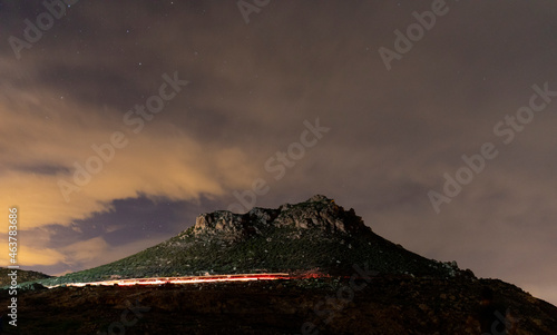 Fotografía Nocturna montaña con estelas de luces de los coches © Mery_Stockera