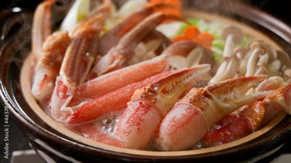 ズワイガニのカニ鍋(スローモーション)　Snow crab hot pot