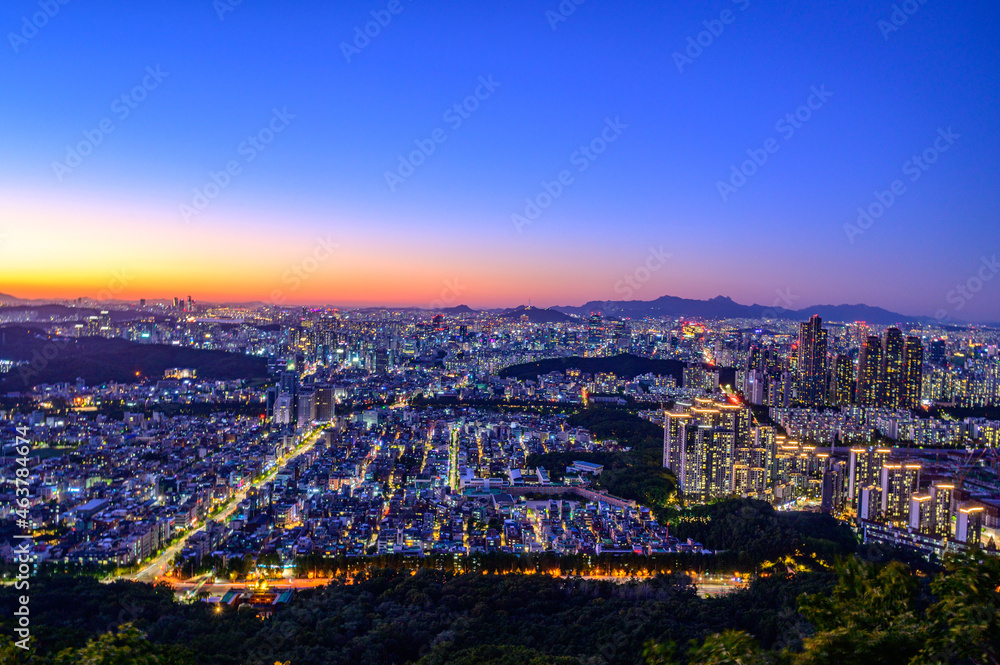 Naklejka premium Seoul city night view from the top of the mountain at sunset time