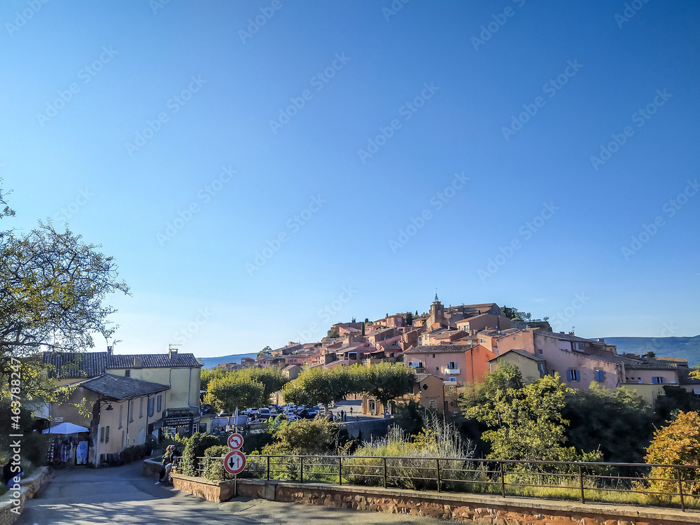 vue du village de Roussillon dans le Vaucluse	