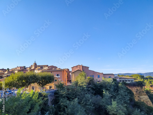 vue du village de Roussillon dans le Vaucluse	