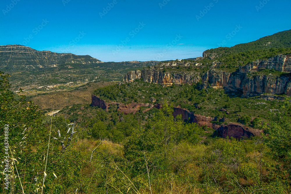 Obraz premium Vista de Siurana que se encuentra en la parte más baja de la Sierra de la Gritella, en la comarca de Priorato, Tarragona, Catalunya.