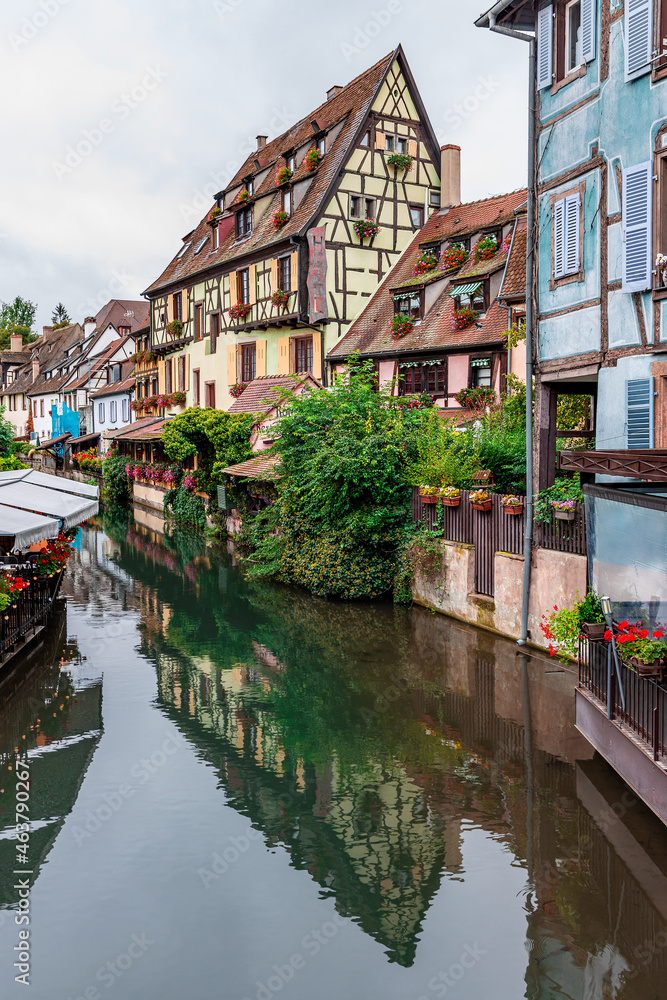 Obraz premium Colorful historic houses by the lake and bridge in Colmar France
