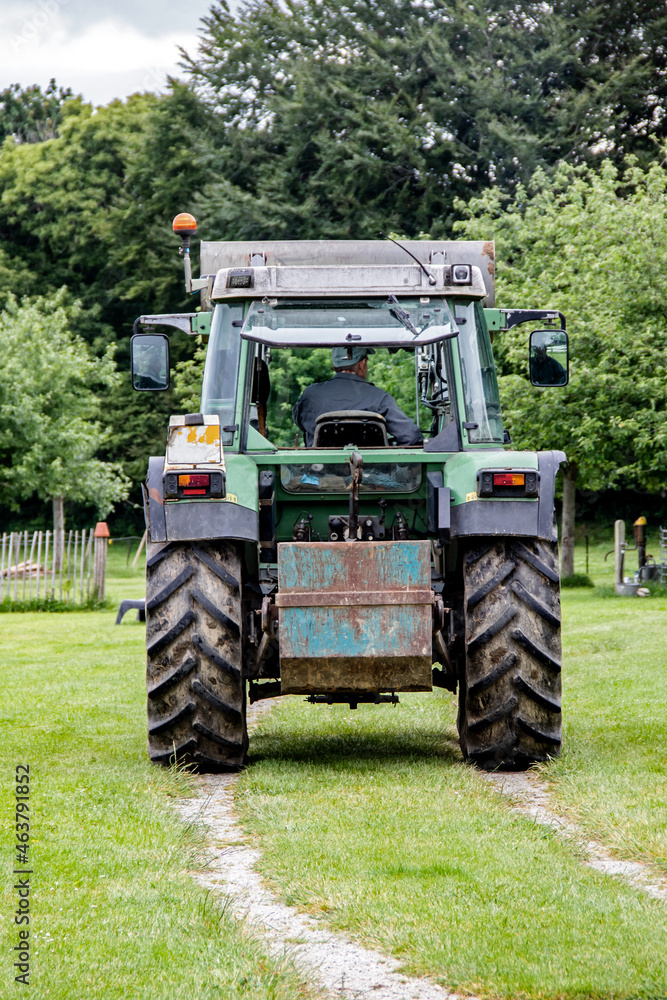 Fototapeta premium Tracteur vu de dos