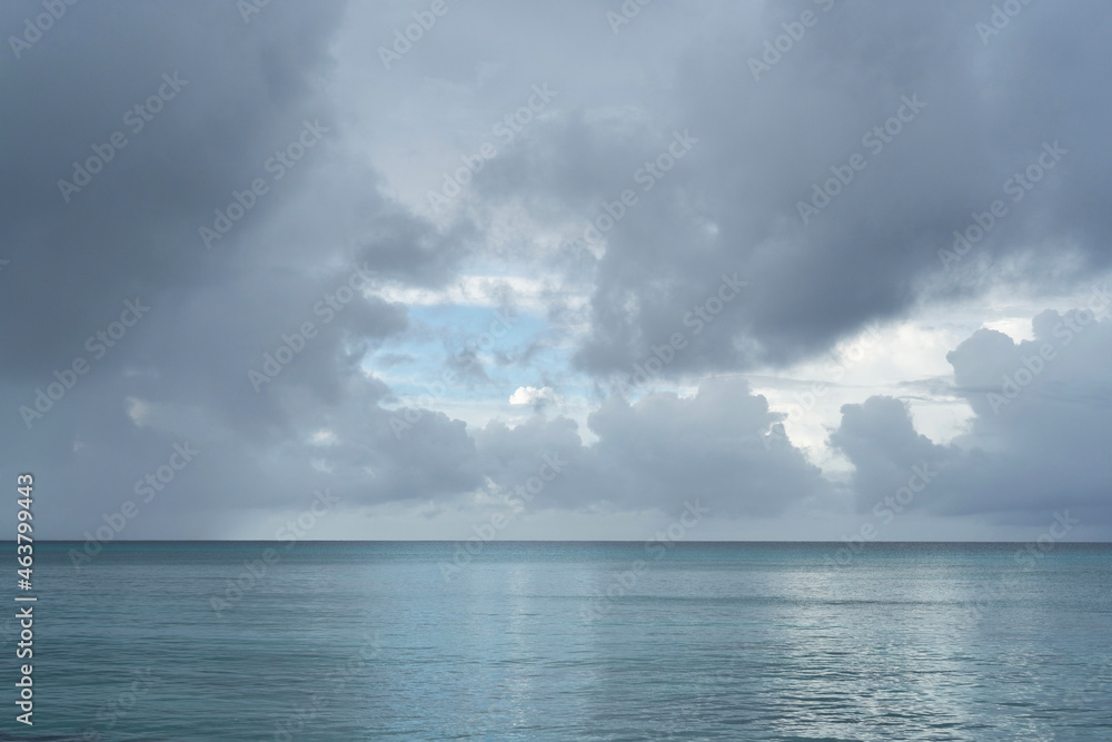 Cloudy day over the sea horizon