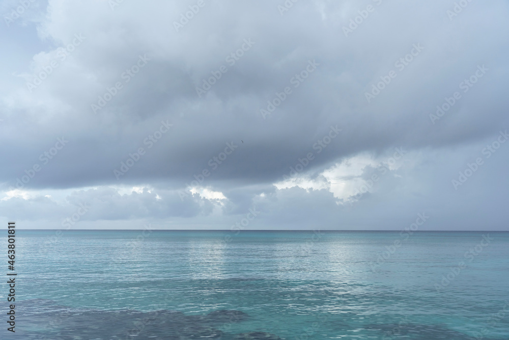 Obraz premium Cloudy day over the sea horizon
