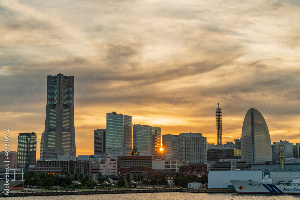 横浜みなとみらい21地区　ビルとビルの間に陽が沈む様子【Evening views of Yokohama, Japan】