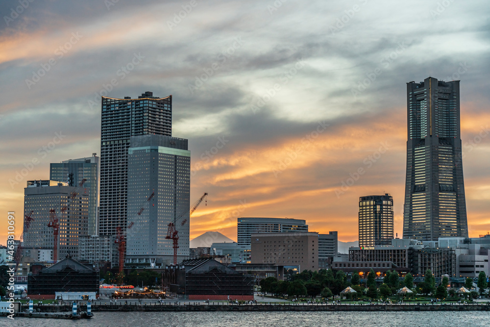 横浜・大桟橋から見た横浜みなとみらい21地区の夕景
【Evening views of Yokohama, Japan】 横浜・大桟橋から見た横浜みなとみらい21地区の夕景
【Evening views of Yokohama, Japan】