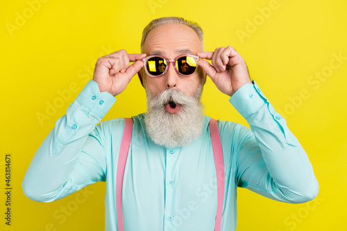 Фотография Photo portrait of bearded gentleman wearing turquoise shirt suspenders sunglass