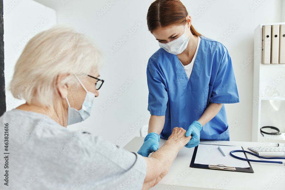 Obraz premium elderly woman and doctor patient examination health care
