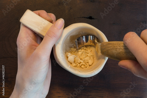 Foto Close-up of female hands carving wooden mug kuksa on dark table
