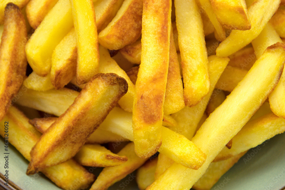 assiette de frites en gros plan sur une table Stock Photo | Adobe Stock