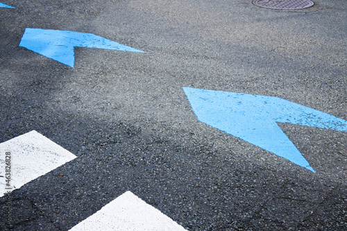 Japanese road sign, blue arrow bicycle lane / 日本の道路標識、青い矢印の自転車レーン